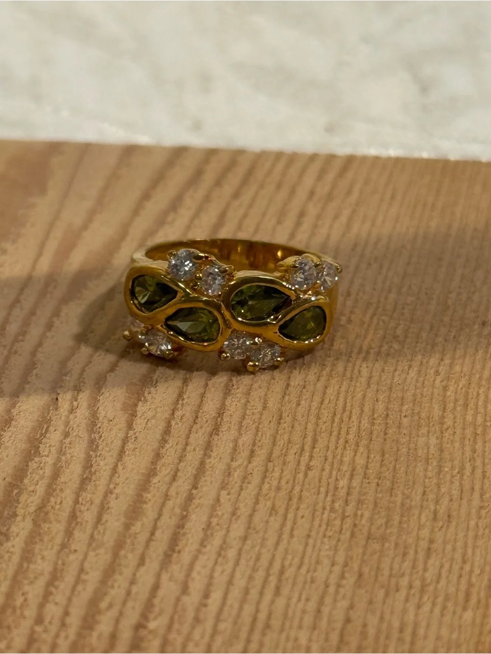 Vtg Gold-Tone Green Gemstone Cluster Ring - Elegant Women's Size 8 Ring NOTE